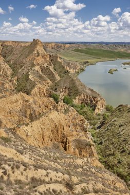Kırmızı kil erozyon gully ve nehir. Aşınmış manzara. İspanya