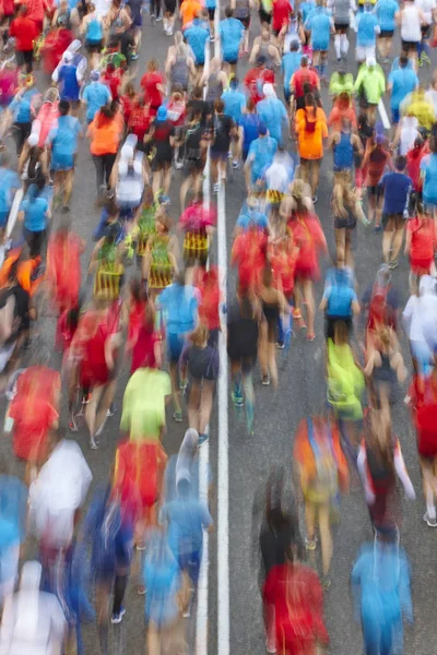 Biegaczy na ulicy. Sportowcy w ruchu. Konkurencja miejska. — Zdjęcie stockowe