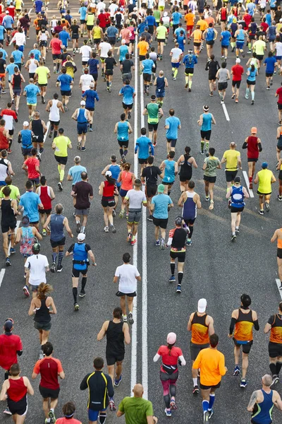 Biegaczy na ulicy. Sportowcy w ruchu. Konkurencja miejska. Cr — Zdjęcie stockowe