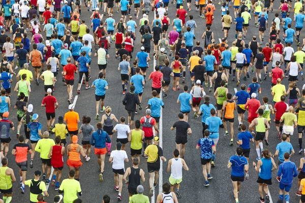 Hardlopers op straat. Atleten in beweging. Stedelijke concurrentie. Cr — Stockfoto