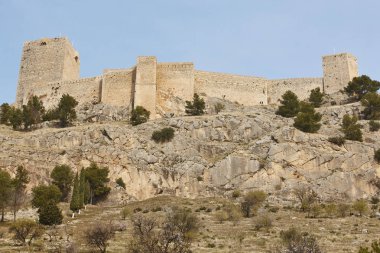 Tepenin üstündeki taş duvarlar. Endülüs, İspanya