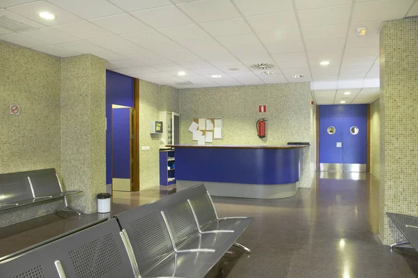 Area d'attesa dell'edificio pubblico. Centro di assistenza sanitaria. Nessuno. — Foto Stock