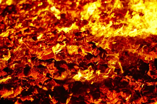火火山白炽材料。热木炭篝火。碳 — 图库照片