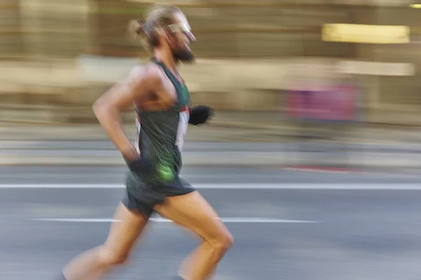 Maratonský běžec v pohybu na ulici. Zdravý životní styl — Stock fotografie