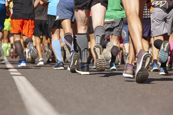 Corredores de maratona na rua. Estilo de vida saudável. Atletas — Fotografia de Stock
