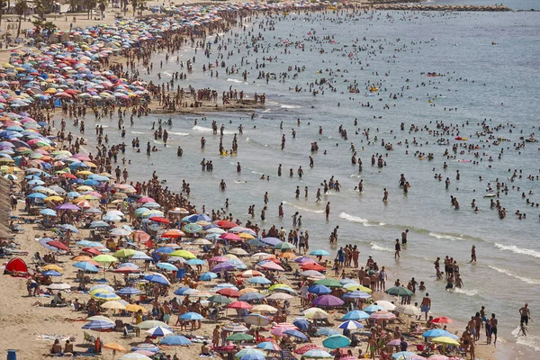 Wybrzeżu Morza Śródziemnego w Hiszpanii. Plaży w Calpe. Tłum latem. Ali — Zdjęcie stockowe