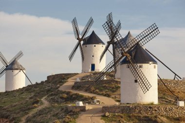 İspanya'da geleneksel antika yel değirmenleri. Toledo