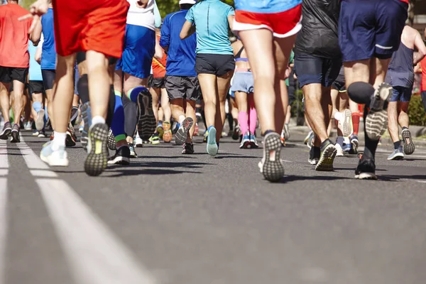 Maraton koşucuları sokakta. Sağlıklı yaşam tarzı. Şehirli atlet