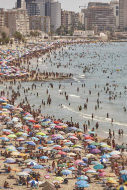 İspanya Akdeniz kıyı şeridi. Calpe plaj. Yaz kalabalık. Ali