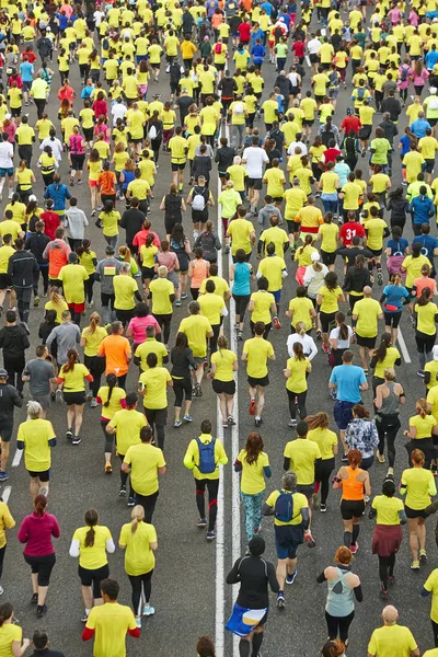 路上でランナー。運動中のアスリート。都市競争 — ストック写真