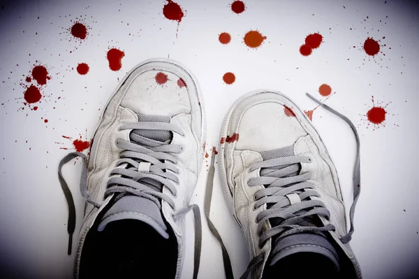 Violência contra crianças. Tênis manchados de sangue usados — Fotografia de Stock