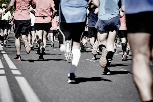 Corredores de maratona na rua. Estilo de vida saudável. Atletas — Fotografia de Stock