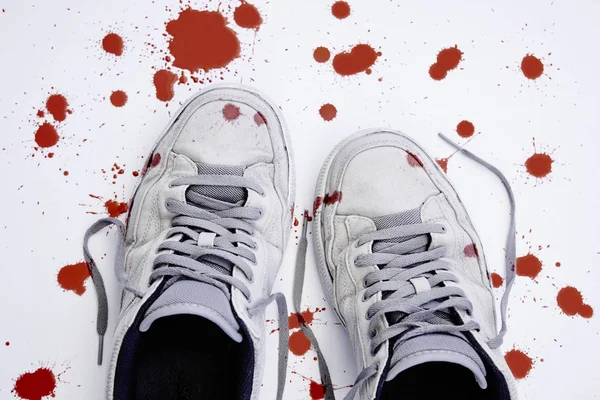 Βία κατά των παιδιών. Μεταχειρισμένα αιματοβαμμένα αθλητικά παπούτσια — Φωτογραφία Αρχείου