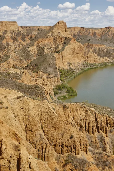 Kırmızı kil erozyon gully ve nehir. Aşınmış manzara. İspanya — Stok fotoğraf