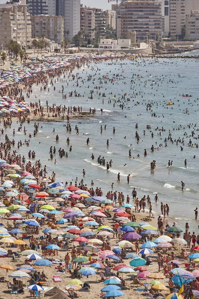 Costa Mediterránea en España. Playa de Calpe. Multitud de verano. Ali. — Foto de Stock