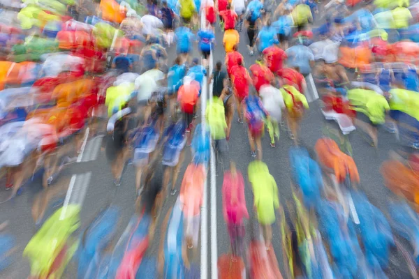 Futók az utcán. Atléták mozgásban. Városi verseny — Stock Fotó