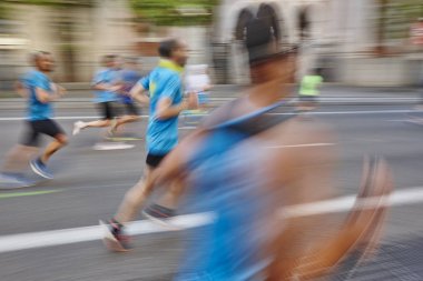 Maraton Runner sokakta hareket. Kentsel spor
