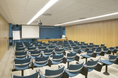 Konferans salonu ekran ve video projektör ile kapalı. Kimse