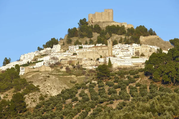 Испанская традиционная деревня на закате. Segura de la Sierra. Jaen — стоковое фото