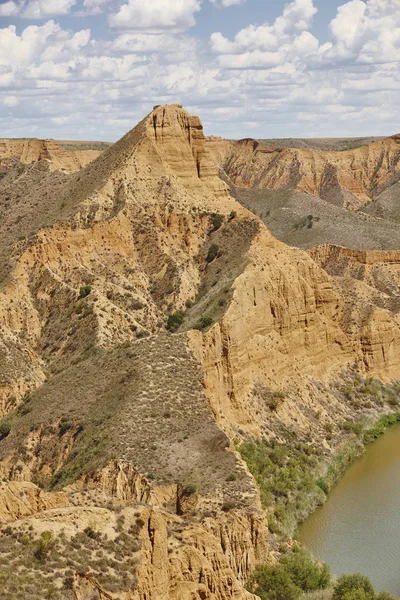 Rote Tonerosionsrinne und Fluss. Erodierte Landschaft. Spanien — Stockfoto