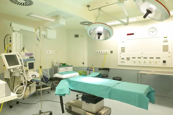 Sala operatoria attrezzata dell'ospedale. Assistenza sanitaria. Clinica — Foto Stock