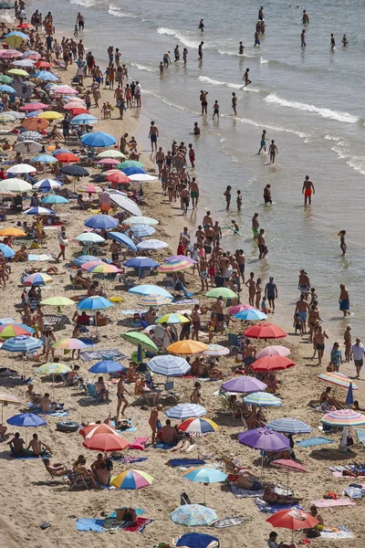 Wybrzeżu Morza Śródziemnego w Hiszpanii. Plaży w Calpe. Tłum latem. Ali — Zdjęcie stockowe