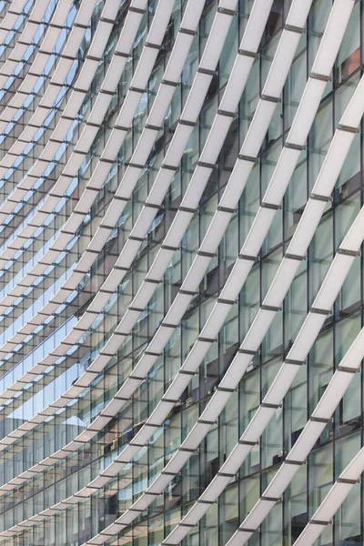 Moderna fachada de cristal del edificio. Arquitectura ciudad construcción urbana — Foto de Stock