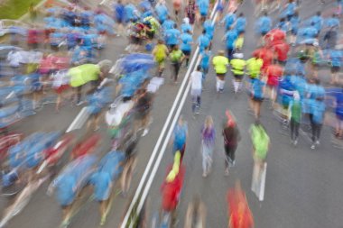Sokaktaki kaçaklar. Hareket halindeki sporcular. Kentsel rekabet.