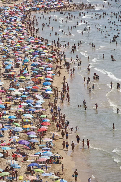 Costa Mediterránea en España. Playa de Calpe. Multitud de verano. Ali. — Foto de Stock