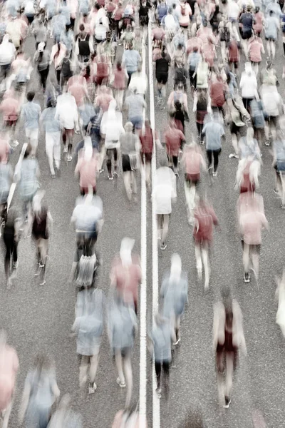 Des coureurs dans la rue. Athlètes en mouvement. Concours urbain — Photo