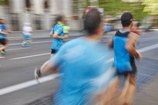 Maratonský běžci v pohybu na ulici. Zdravý životní styl. — Stock fotografie