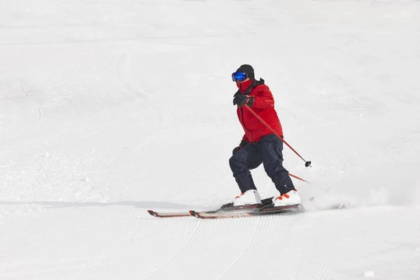 Ski sur un paysage enneigé blanc. Sport d'hiver . — Photo