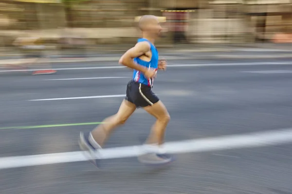 Corredor de maratona em movimento na rua. Desporto urbano — Fotografia de Stock