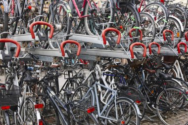 Copenhague bisiklet için şehir merkezinde otopark. Taşıma