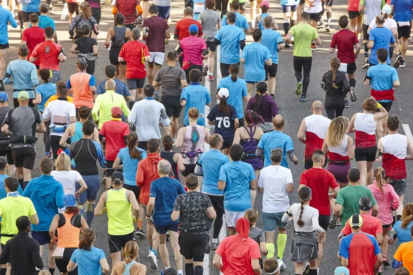 Corredores en la calle. Atletas en movimiento. Competencia urbana. Cr. — Foto de Stock