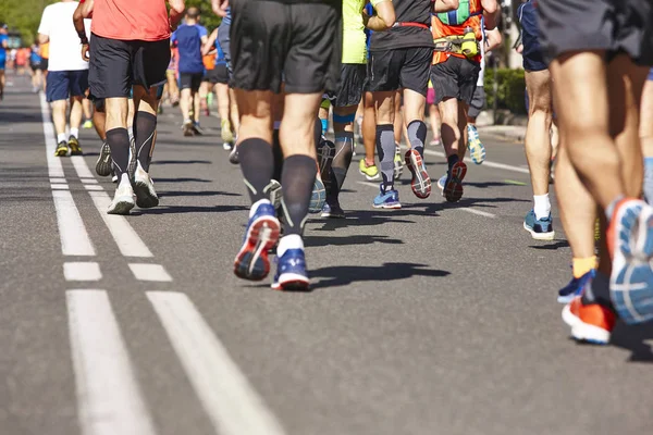 Corredores de maratón en la calle. Estilo de vida saludable. Atletas —  Fotos de Stock