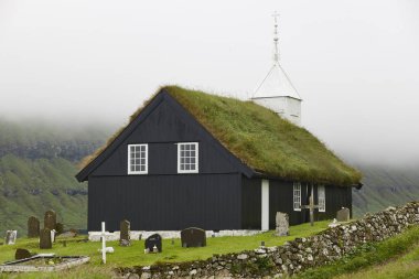 Faroe adaları nda geleneksel çim kilise sisli bir gün. Kaldbak 