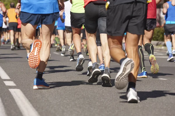 Corredores de maratón en la calle. Estilo de vida saludable. Atletas —  Fotos de Stock
