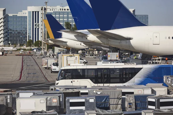 Ruch Lotniczy Samolotami Pojazdami Ładunkowymi Zajęty Terminal — Zdjęcie stockowe