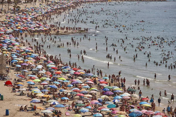 Mittelmeerküste in Spanien. Calpe Beach. Sommermassen. Das Problem ist nur, dass die Menschen, die in Deutschland leben, nicht wissen, was sie tun sollen. — Stockfoto