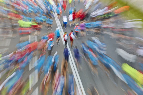 路上でランナー。運動中のアスリート。都市競争 — ストック写真