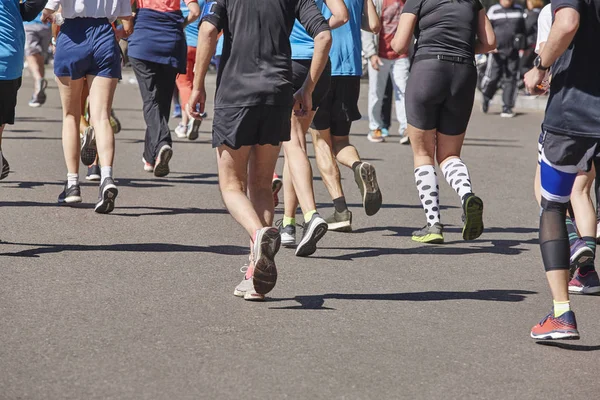 Corredores de maratón en la calle. Estilo de vida saludable. Actividad deportiva —  Fotos de Stock