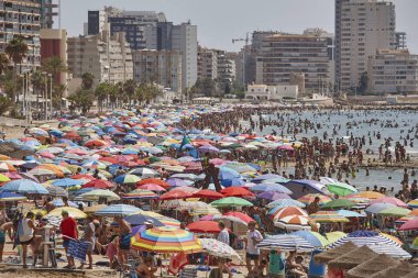 İspanya Akdeniz kıyı şeridi. Calpe plaj. Yaz kalabalık. Ali