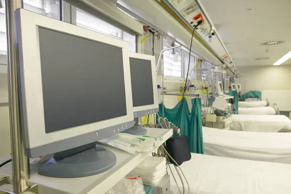 Hospital intensive care unit with beds equipment. Health center — Stock Photo, Image