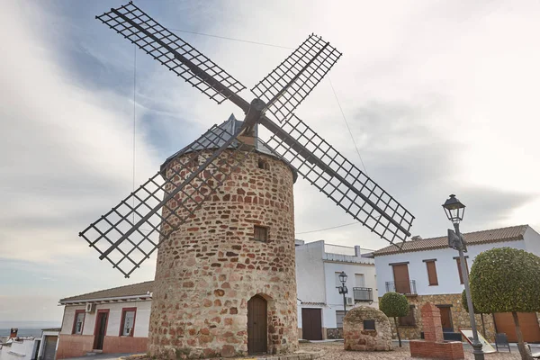 Mulino a vento in pietra in Spagna. Banos de la Encina, Jaen — Foto Stock