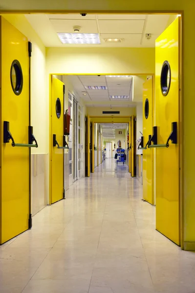 Ziekenhuis corridor binnen in gele Toon. Gezondheidscentrum interieur — Stockfoto