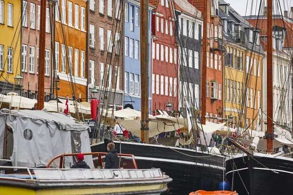 Het centrum van copenhaguen. Nyhavn Canal Cityscape kleurrijke buildin — Stockfoto