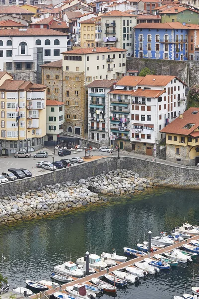 Village espagnol traditionnel du port de pêche à Mutriku. Espagne — Photo