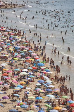 İspanya Akdeniz kıyı şeridi. Calpe plaj. Yaz kalabalık. Ali