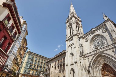 Katedral ve renkli binalar ile Bilbao eski şehir. İspanya